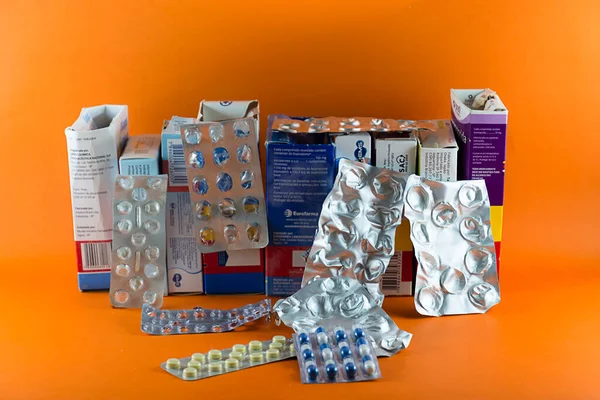Kartong Med Olika Piller Läkemedel Medicinsk Utrustning Staplade Orange Bakgrund — Stockfoto
