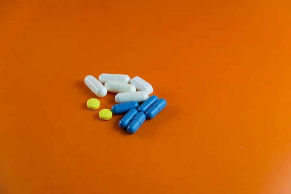 Gestapelde Pillen Oranje Achtergrond Medische Benodigdheden — Stockfoto