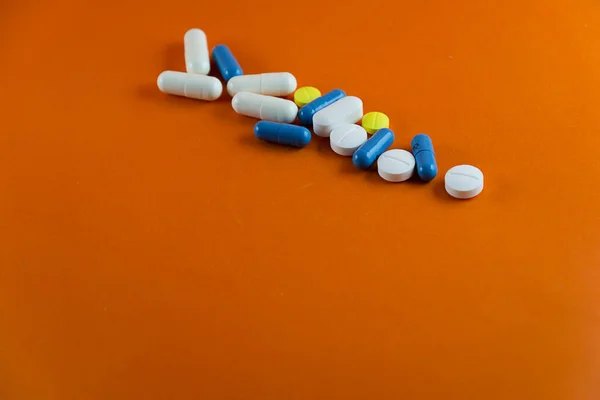 Egy Halom Tabletta Narancs Színű Háttérrel Gyógyszerek — Stock Fotó