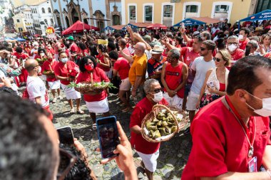 Santa Barbara 'nın müritleri, Salvador, Bahia' daki Largo do Pelourinho 'da yapılan ayin sırasında görüldü..