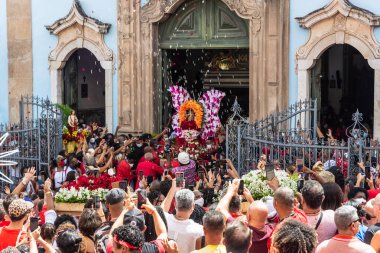 Katolik kalabalığı Santa Barbara 'nın kiliseyi terk edişini selamlıyor. Pelourinho, Salvador, Bahia.