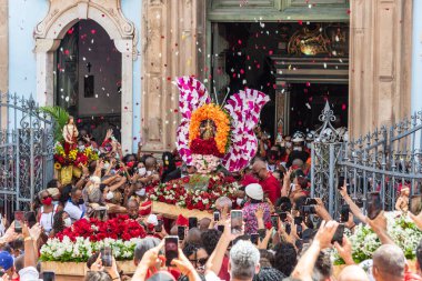 Katolik kalabalığı Santa Barbara 'nın kiliseyi terk edişini selamlıyor. Pelourinho, Salvador, Bahia.