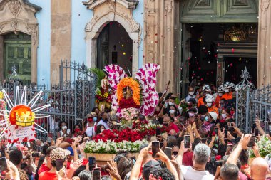 Katolik kalabalığı Santa Barbara 'nın kiliseyi terk edişini selamlıyor. Pelourinho, Salvador, Bahia.