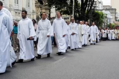 Salvador, Bahia, Brezilya - 25 Mayıs 2016: Rahipler, Salvador, Bahia kentindeki Corpus Christ geçit töreni sırasında sırada yürüyorlar.
