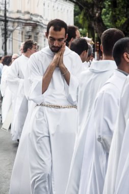 Salvador, Bahia, Brezilya - 25 Mayıs 2016: Salvador, Bahia 'daki Corpus Christ geçidi sırasında dua eden rahipler.