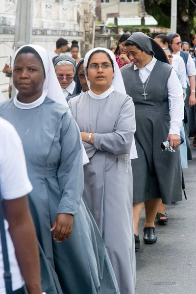Salvador, Bahia, Brezilya - 25 Mayıs 2016: Katolik rahibeler, Bahia 'nın Salvador kentindeki Corpus Christ geçit töreni sırasında art arda yürüyorlar.