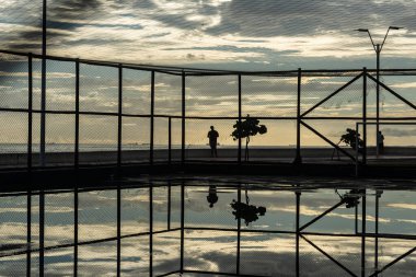 Salvador, Bahia, Brezilya - 05 Aralık 2021: Salvador, Bahia 'daki Rio Vermelho Mahallesi' nde öğleden sonra fiziksel egzersiz yapan insanlar.