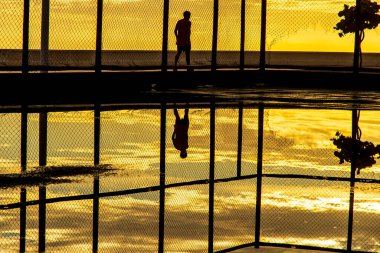 Salvador, Bahia, Brezilya - 05 Aralık 2021: Salvador, Bahia 'daki Rio Vermelho mahallesinde öğleden sonra eğlenen ve egzersiz yapan insanlar.