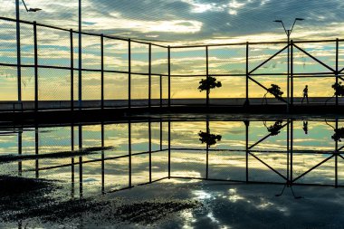 Salvador, Bahia, Brezilya - 05 Aralık 2021: Salvador, Bahia 'daki Rio Vermelho mahallesinde öğleden sonra eğlenen ve egzersiz yapan insanlar.