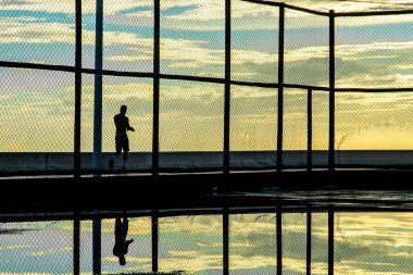 Salvador, Bahia, Brezilya - 05 Aralık 2021: Salvador, Bahia 'daki Rio Vermelho mahallesinde öğleden sonra eğlenen ve egzersiz yapan insanlar.