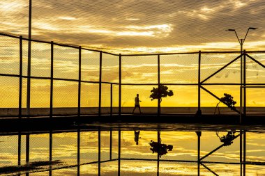 Salvador, Bahia, Brezilya - 05 Aralık 2021: Salvador, Bahia 'daki Rio Vermelho mahallesinde öğleden sonra eğlenen ve egzersiz yapan insanlar.