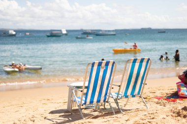 Salvador, Bahia, Brezilya - Haziran 04, 2022: İnsanlar Salvador, Bahia 'daki Porto da Barra plajında eğleniyor ve yüzüyorlar.