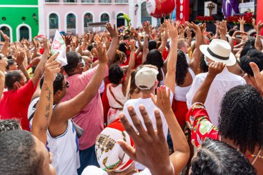 Salvador, Bahia, Brezilya - 4 Aralık 2022 Santa Barbara 'nın dindar Katolikleri Noel Baba onuruna kollarını havaya kaldırdılar. Pelourinho, Salvador, Bahia.