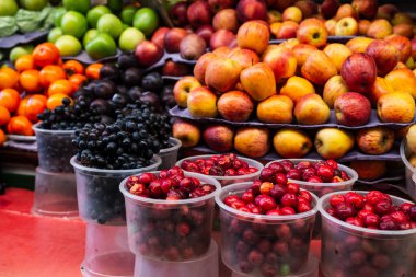 Elma üzümleri ve kirazlar fuarda satışa hazır. Organik konsept.