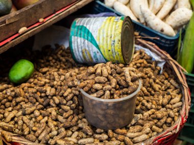 Fuarda satılmaya hazır sepetteki fıstıklar. Organik konsept.