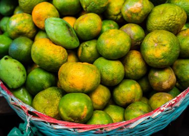 Fuarda satılmaya hazır yeşil mandalinalar. Organik konsept.