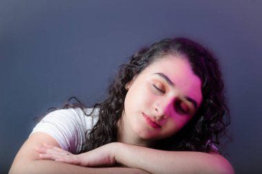 Gözleri kapalı güzel bir kadının portresi. Gri arkaplanda izole.