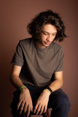 Bisque Renklerine Karşı Yakışıklı ve Düşünceli Genç Adam 'ın Portresi.