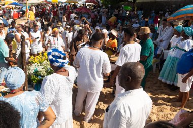 Salvador, Bahia, Brezilya - 2 Şubat 2023: Binlerce insan sahilde Salvador 'daki Rio Vermelho plajında Iemanja' ya hediyeler sunuyor.