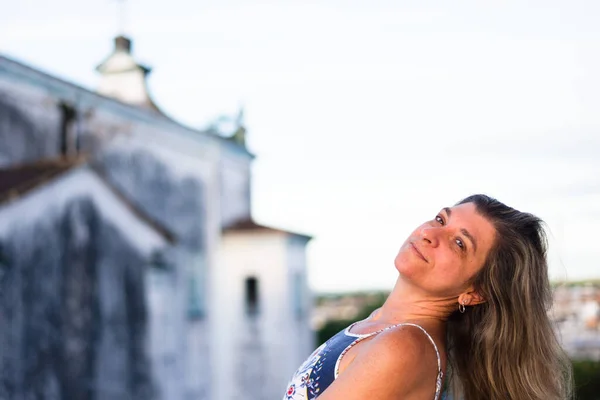 Vacker Kvinna Poserar Verandan Huset Och Tittar Kameran Staden Valenca — Stockfoto
