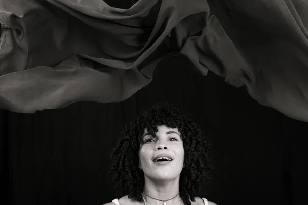 Ασπρόμαυρο Πορτραίτο Γυναίκας Που Πετάει Ύφασμα Στον Αέρα Απομονωμένα Μαύρο — Φωτογραφία Αρχείου
