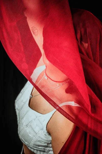 Портрет Жінки Маніпулює Червоною Тканиною Ізольовані Чорному Тлі — стокове фото