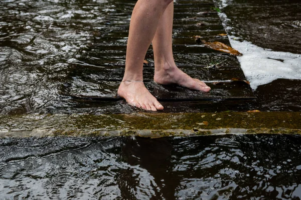 Ноги Женщины Берегу Реки Город Валенка Баия — стоковое фото