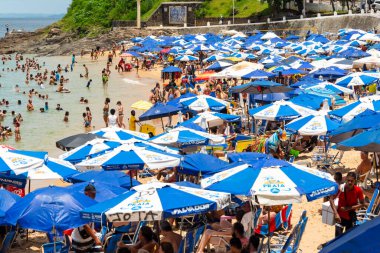Salvador, Bahia, Brezilya - 14 Ocak 2022: Binlerce insan ve turist Salvador, Bahia 'daki Porto da Barra plajında eğleniyor.