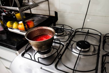 Peynirli kek fırında hazırlanıyor. Aile gastronomisi.