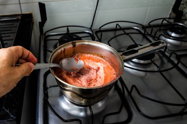 Peynirli kek fırında hazırlanıyor. Aile gastronomisi.