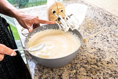 Kremalı cheesecake malzemelerinin hazırlanması. Plastik alet. Aile gastronomisi.