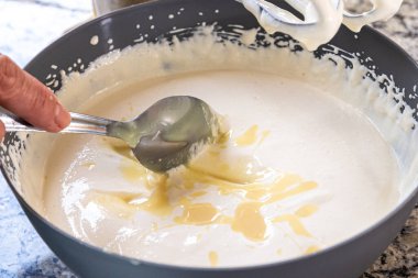 Kremalı cheesecake malzemelerinin hazırlanması. Plastik alet. Aile gastronomisi.