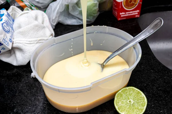 奶油被倒入一个塑料容器 用来做芝士蛋糕 家庭配餐 — 图库照片