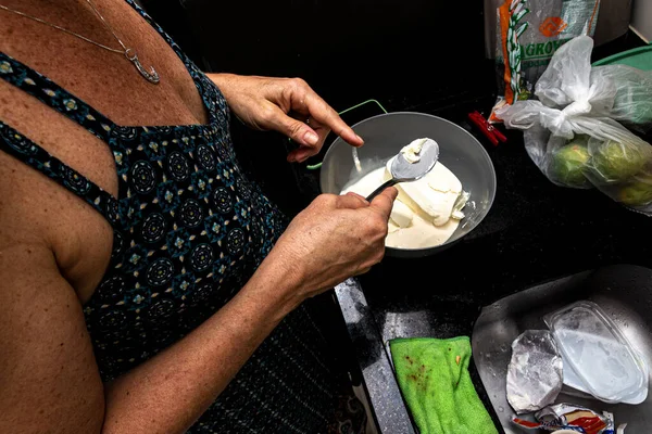 Donna Mettere Burro Una Padella Preparare Cheesecake Gastronomia Familiare — Foto Stock