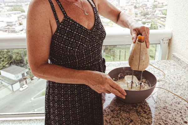Donna Che Utilizza Miscelatore Elettrico Preparazione Ingredienti Cheesecake Gastronomia Familiare — Foto Stock