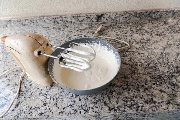 Parte Del Miscelatore Elettrico Caricato Con Crema Preparazione Cheesecake Gastronomia — Foto Stock