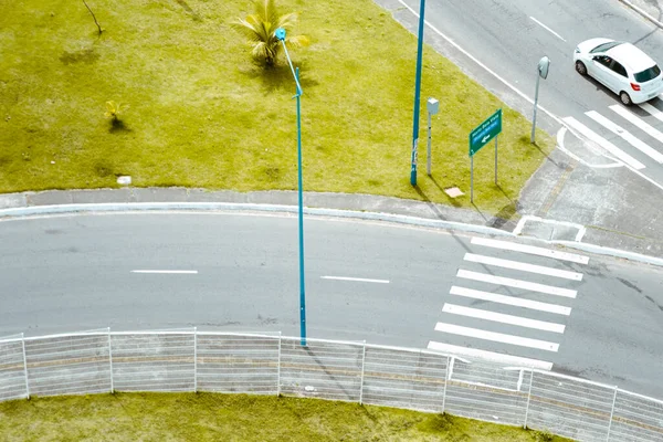 Salvador, Bahia, Brezilya - 24 Eylül 2022: Salvador, Bahia 'daki Pernambues semtindeki açık yollarda giden arabaların tepesinden görüntü.