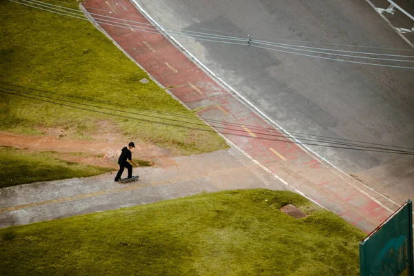 Salvador Bahia Brasil Setembro 2022 Jovem Patinando Pista Carro Bairro — Fotografia de Stock