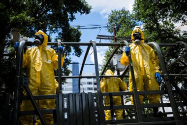 Salvador, Bahia, Brezilya - 07 Eylül 2016: Salvador, Bahia 'da bir Brezilya bağımsızlık gününde kimyasal silah tugayının askerleri bir kamyonun tepesinde geçit töreni düzenledi.   
