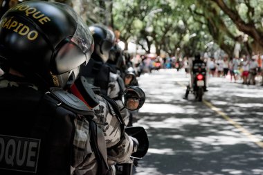 Salvador, Bahia, Brezilya - 07 Eylül 2016: Brezilya 'nın Bahia kentinde düzenlenen bağımsızlık günü geçit töreninde askeri polis motosikletçileri durduruldu.