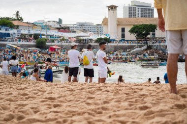 Salvador, Bahia, Brezilya - 2 Şubat 2023: Rio Vermelho plajında birçok insan Yemanja partisi için Salvador, Bahia 'da hediyeler sunuyor..