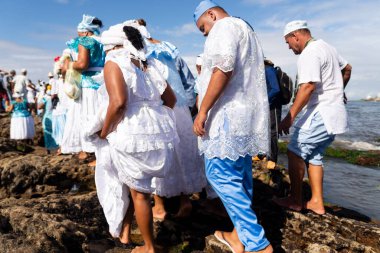 Salvador, Bahia, Brezilya - 2 Şubat 2023: Candomble üyeleri Rio Vermelho sahilinin kayalıklarında Salvador, Bahia 'da Yemanja' ya hediyeler sunarken görüldü..