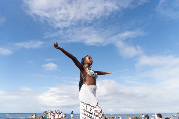 Salvador, Bahia, Brezilya - 02 Şubat 2023: Candomble üyeleri ve taraftarları Rio Vermelho sahilinde Yemanja 'ya hediyeler sunuyorlar. Bahia, Salvador şehri..