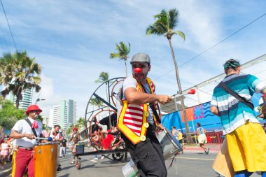Salvador, Bahia, Brezilya - 11 Şubat 2023: Sirk sanatçıları, Bahia 'nın Salvador kentindeki Karnaval öncesi Fuzue geçit töreninde dans eder, şarkı söyler ve perküsyon enstrümanları çalarlar.