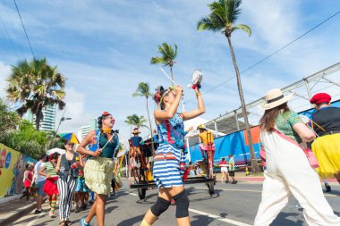 Salvador, Bahia, Brezilya - 11 Şubat 2023: Sirk sanatçıları, Bahia 'nın Salvador kentindeki Karnaval öncesi Fuzue geçit töreninde dans eder, şarkı söyler ve perküsyon enstrümanları çalarlar.