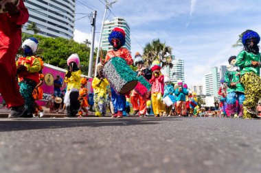 Salvador, Bahia, Brezilya - 11 Şubat 2023: Geleneksel maskeli oyuncular Salvador, Bahia 'daki Fuzue geçit töreninde perküsyon enstrümanları çalıyorlar.