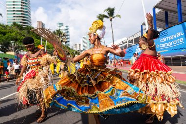 Salvador, Bahia, Brezilya - 11 Şubat 2023: Geleneksel Afrika kültür bloğu Salvador, Bahia 'daki Fuzue geçit töreni sırasında sahne aldı.