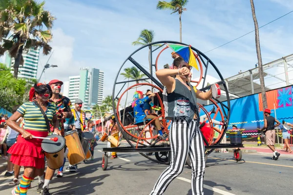 Salvador, Bahia, Brezilya - 11 Şubat 2023: Sirk sanatçıları, Bahia 'nın Salvador kentindeki Karnaval öncesi Fuzue geçit töreninde dans eder, şarkı söyler ve perküsyon enstrümanları çalarlar.
