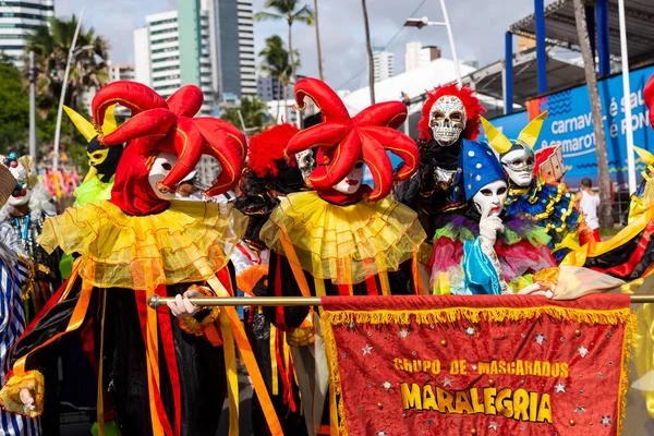 ブラジル バヒア州サルバドール 2023年2月11日 バヒアのサルバドール市で行われているカーニバル前のフズーパレードで 衣装を着た人々が披露される — ストック写真