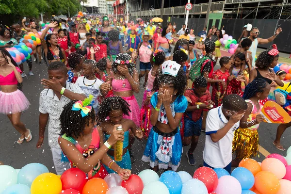 살바도르 바히아 2023 바히아 살바도르의 푸즈에 사육제 퍼레이드에서 어린이들 무리지어 — 스톡 사진